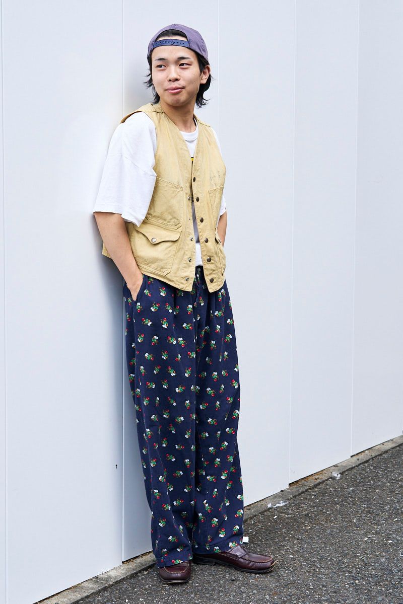 帽子、ベスト、Tシャツ、パンツ、ブレスレット＝すべて古着