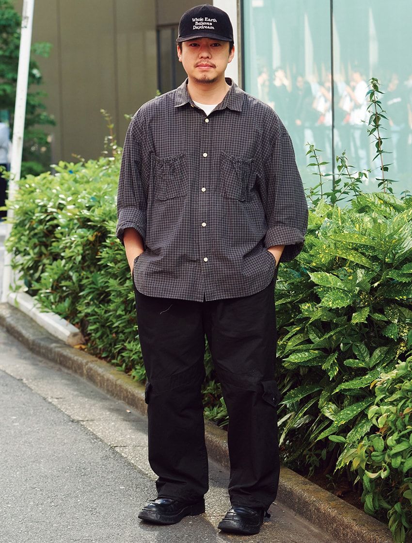 街の達人たちが実践する「オールブラック」の崩し方。異素材に、シルエットの緩急etc. - 1枚目の画像