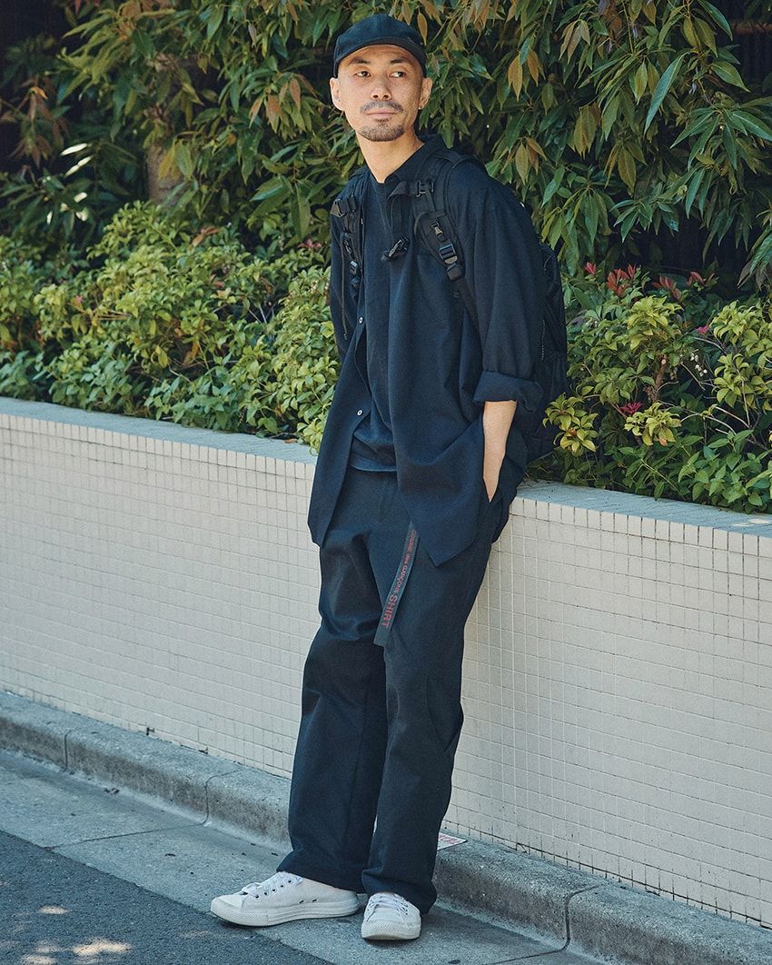 シャツ、パンツ＝Akihide Nakachi　Tシャツ＝ヘインズ　スニーカー＝コンバース　帽子＝ポール・スミス