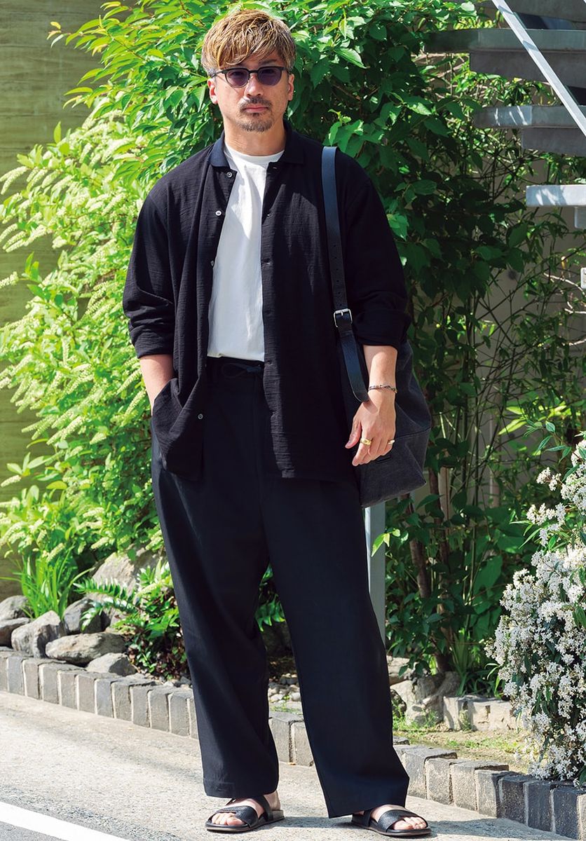 シャツ＝ワンダールーム エッセ　Tシャツ＝ジョンリンクス　パンツ、バッグ＝ルメール　サンダル＝ザ・ロウ