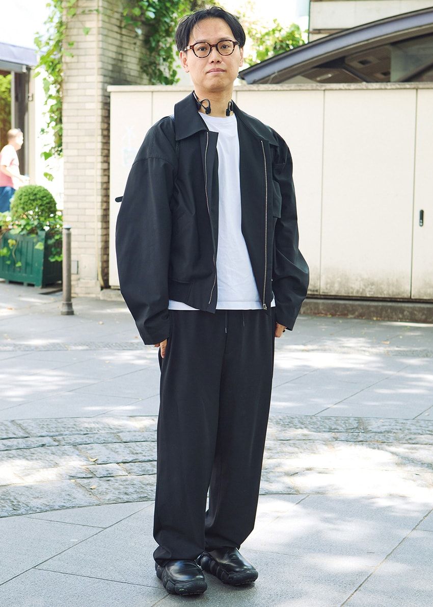 ジャケット＝マイ ビューティフル ランドレット　Tシャツ＝リラクス　パンツ＝ユナイテッド トウキョウ