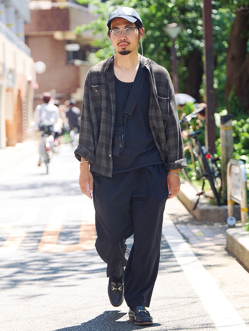 シャツ＝ジョルジオ アルマーニ　パンツ＝ラルフ ローレン　靴＝オールデン