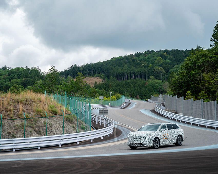 テスト走行中のTZ。テストコースで車両を徹底的に鍛え上げ、「走る、壊す、直す」を繰り返す。