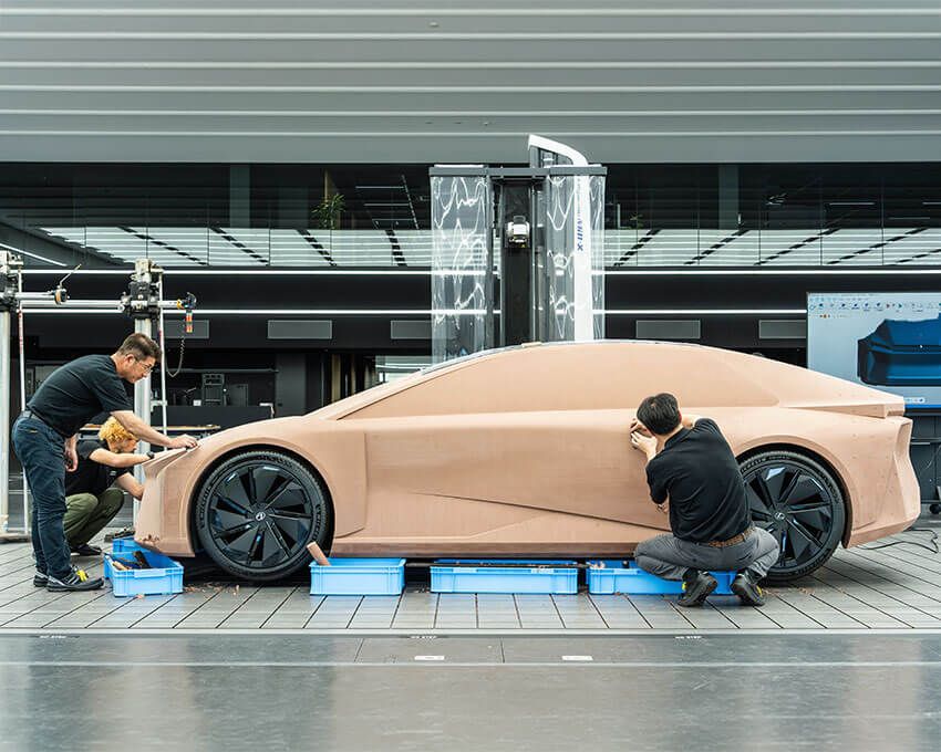 トヨタが重視する“現地現物”の開発思想。実物大のクレイモデルを用い、ボディの存在感や面の美しさ、光の映り込みまで検証する。