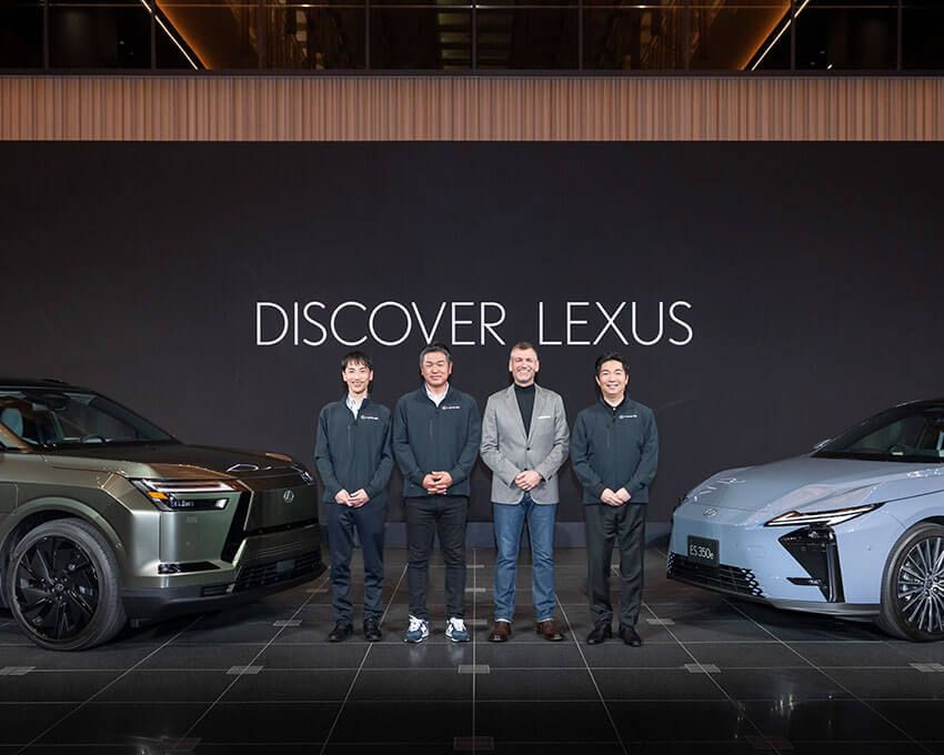 発表会での集合写真。左から、新型TZチーフエンジニア、Lexus International Presidentの渡辺剛、CBOのサイモン・ハンフリーズ、新型ESチーフエンジニアの千足亮平。