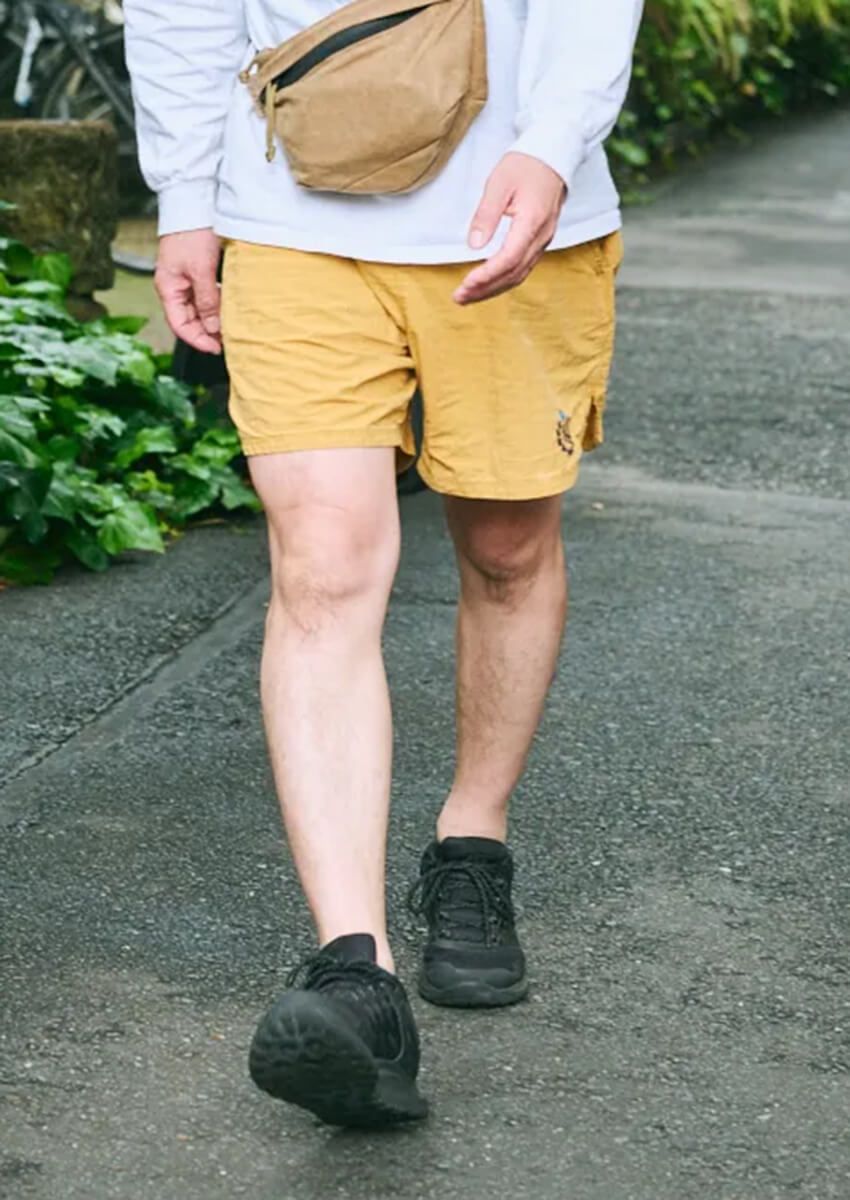 夏の“ショーツ着こなし術”を5人のスナップで！大人のみんなは“派手色”をどう合わせてる？ - 1枚目の画像