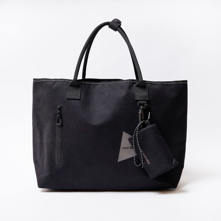 「PE/CO トートバッグ」1万9800円／アンドワンダー（アンドワンダー　03-5787-3460）