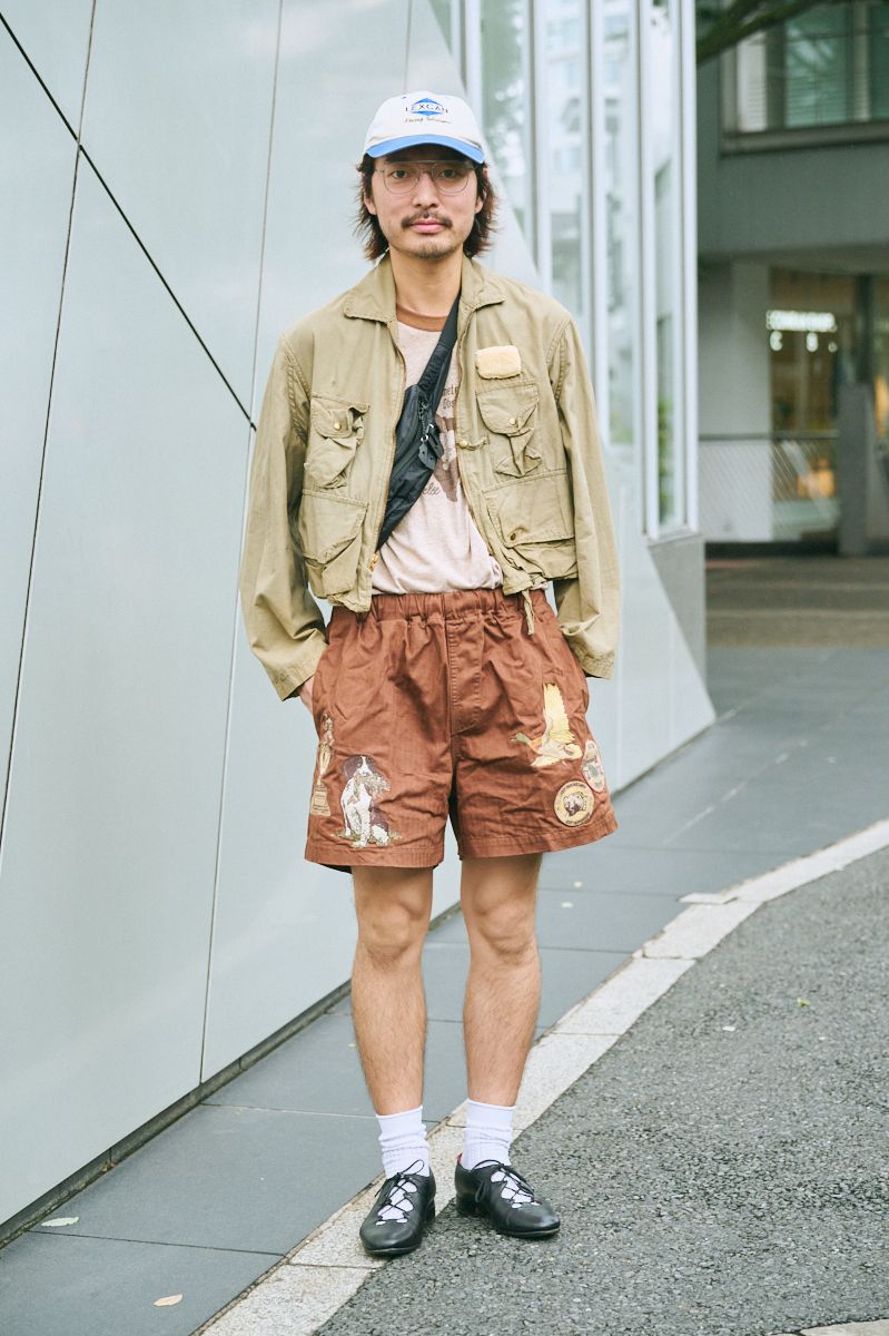 帽子、ジャケット、Tシャツ、アクセサリー＝すべて古着