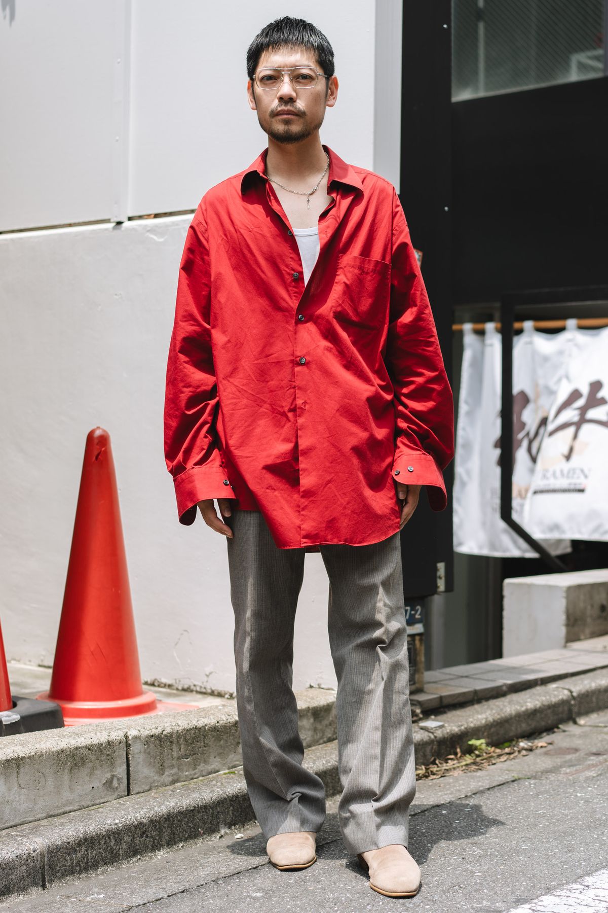 眼鏡、シャツ、パンツ、シューズ＝すべて古着