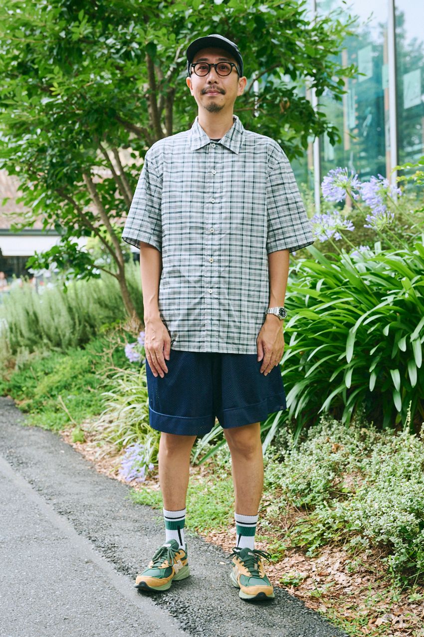 「半袖シャツ×ショーツ」を子供っぽく見せないテクをスナップで。洒落た5人から導く成功例 - 4枚目の画像