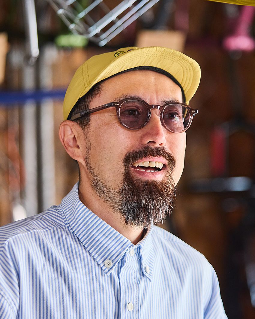 「tempra cycle & garage」オーナーの小林健太さん。2008年に自転車やオリジナルパーツ、アパレルなどを扱うtempra garageをオープン。コアな自転車ファンから地域住民まで誰もが楽しめる無二の品揃えとサービスで、地域のハブとなる場を創り上げている。