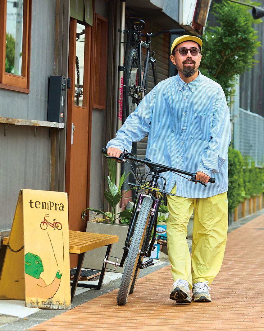 「調光レンズがデフォルトで付いてくるのがいいですね。濃い色のレンズは目を守ってくれますが、室内ではちょっと強面っぽく見えてしまうじゃないですか。室内や夜になると薄い色へと調整される機能がありがたいです」（小林さん）。