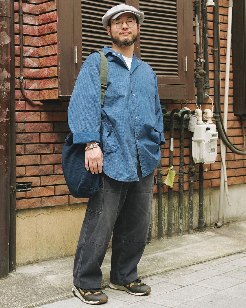 シャツ＝ポータークラシック　パンツ＝古着　スニーカー＝ニューバランス　帽子＝カレン ヘンリクセン　ブレスレット＝エルメス