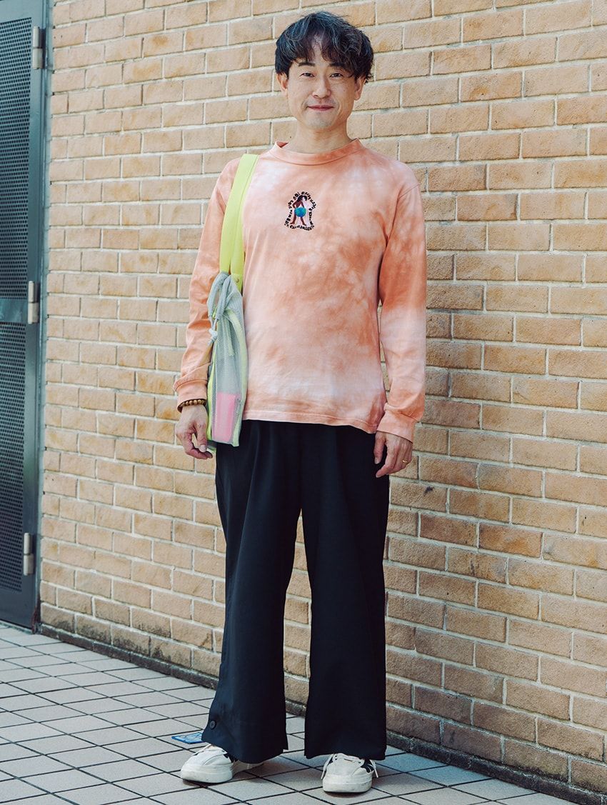バッグ＝アスレティア　Tシャツ＝古着　パンツ＝イッセイ ミヤケ メン