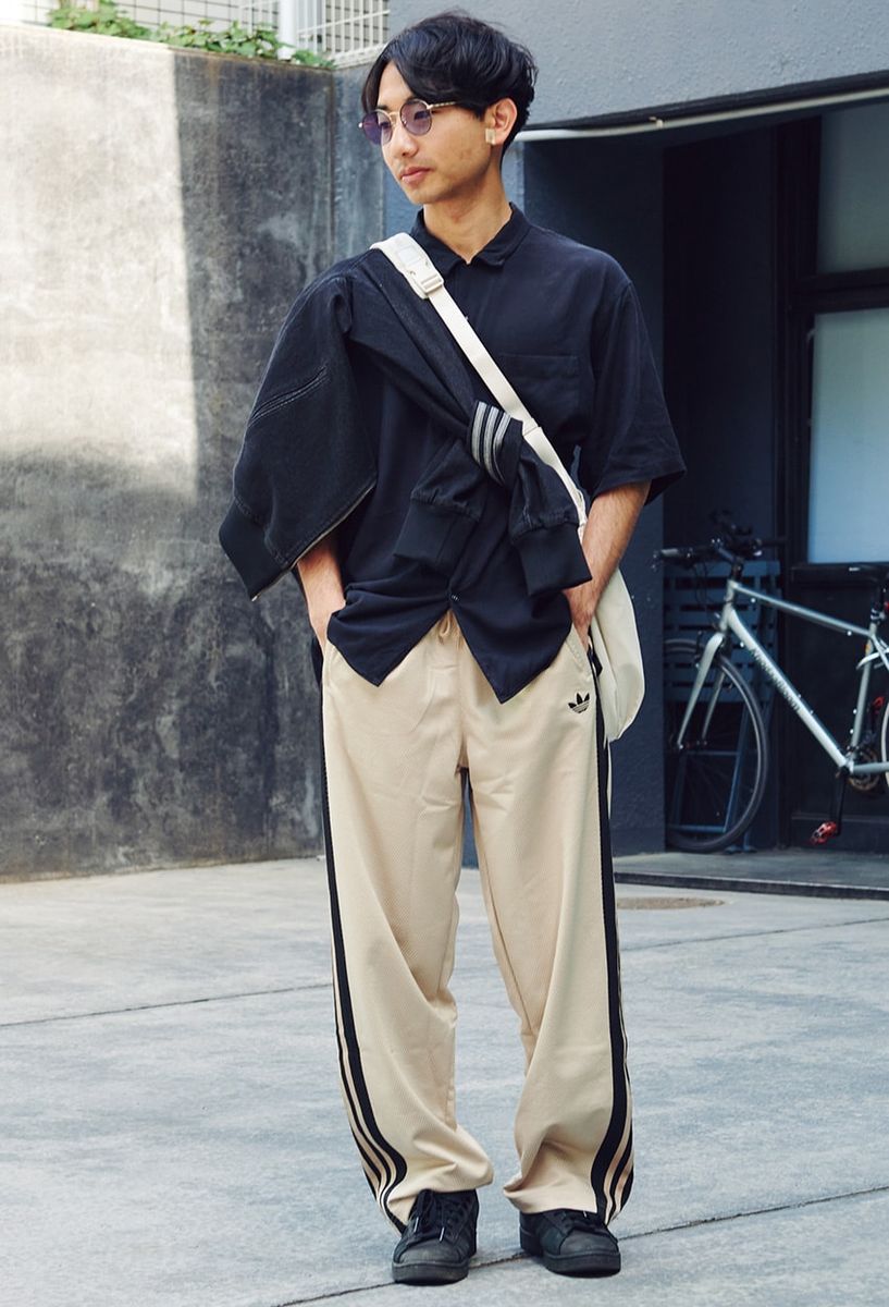 パンツ、シャツ、スニーカー＝アディダス オリジナルス　メガネ＝ジンズ