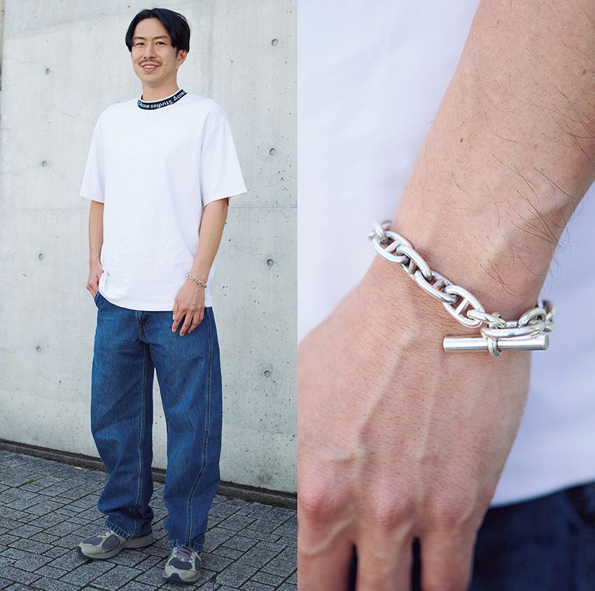 ブレスレット＝エルメス　Tシャツ＝アクネ ストゥディオズ　デニム＝リーバイス　スニーカー＝ニューバランス