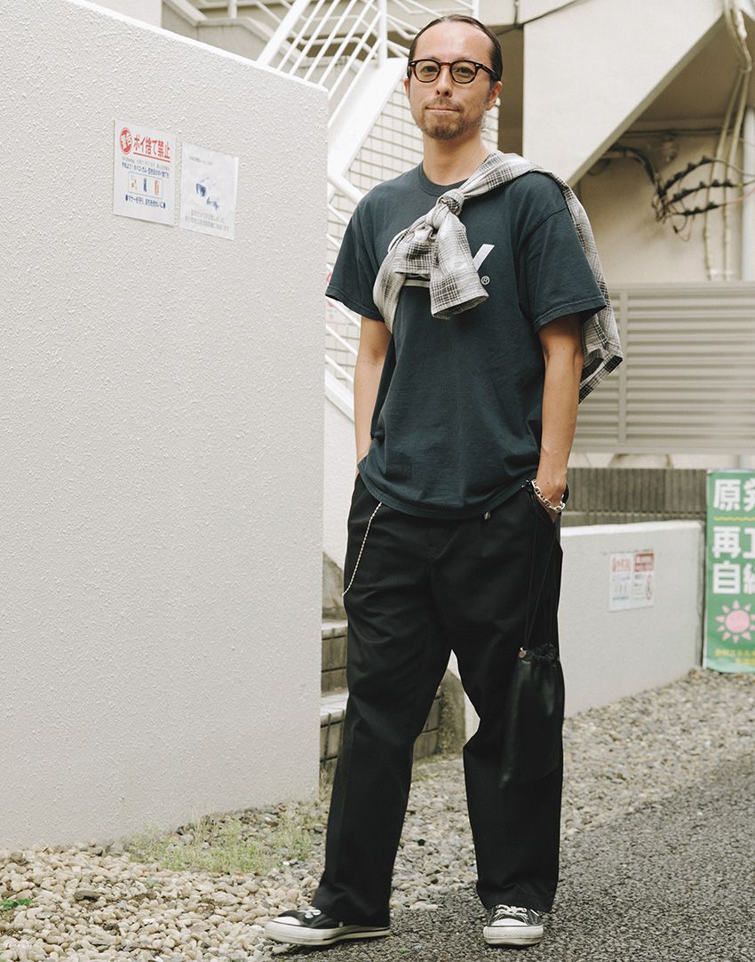 ブレスレット＝エルメス　Tシャツ＝Del Mar　パンツ＝ディッキーズ　スニーカー＝コンバース　ウォレットチェーン＝ニーディーズ