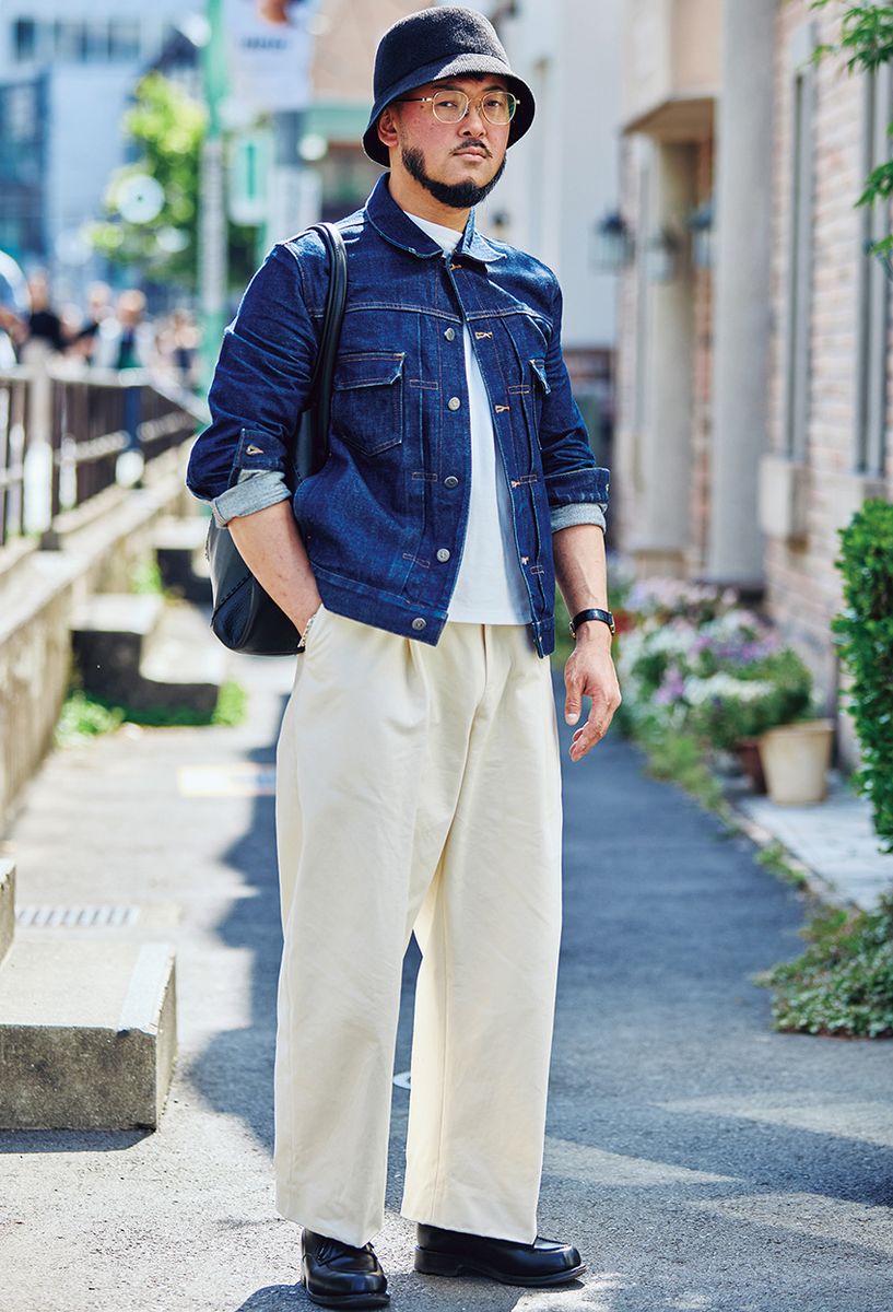 ブレスレット＝ティファニー　デニムジャケット＝A.P.C.　パンツ＝スタジオ ニコルソン　靴＝ジェイエムウエストン　腕時計＝カルティエ