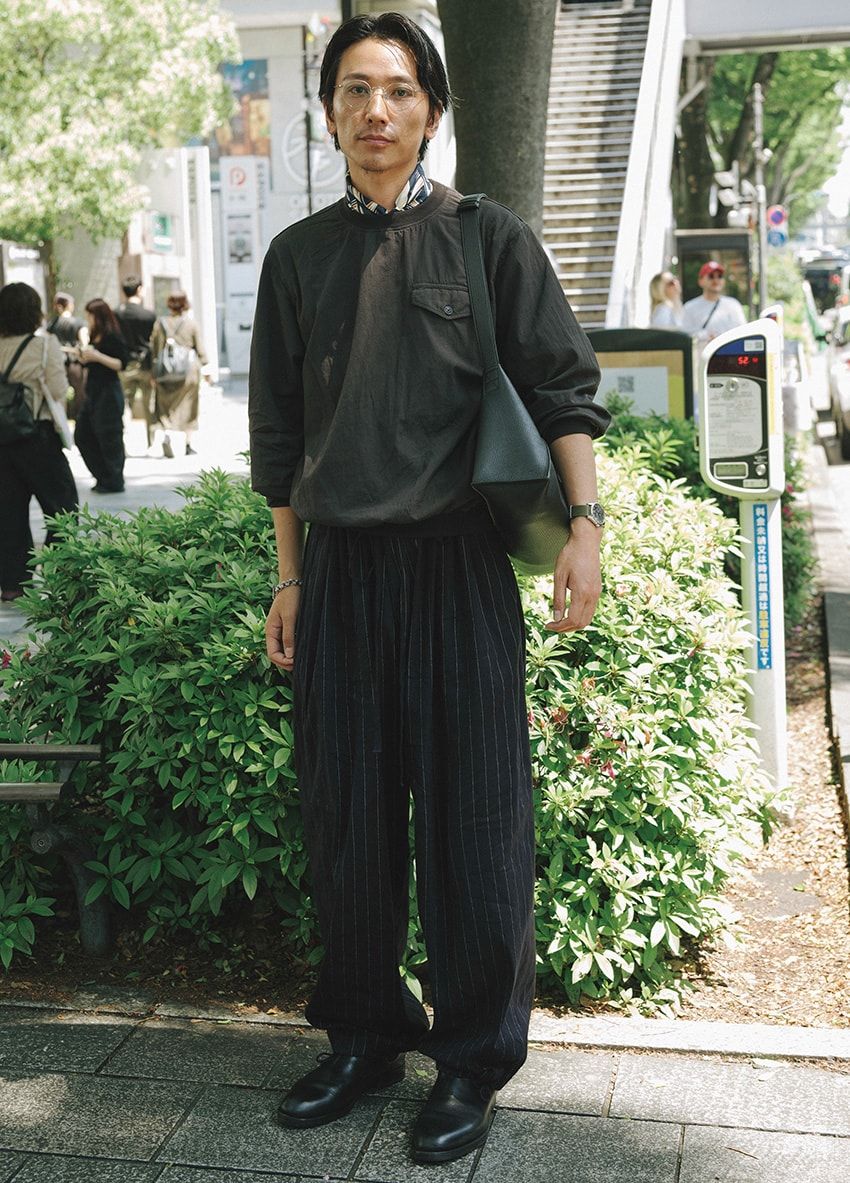 スカーフ＝不明　カットソー＝フィグベル　パンツ＝アントレース　メガネ＝オリバーゴールドスミス　バッグ＝スタジオ ニコルソン　腕時計＝ハミルトン