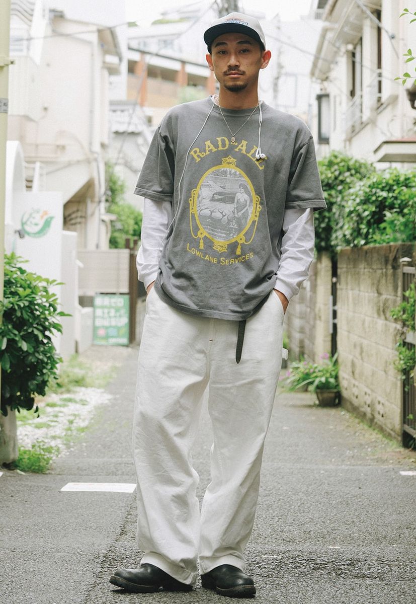 Tシャツ、中に着たカットソー、パンツ、キャップ＝ラディアル