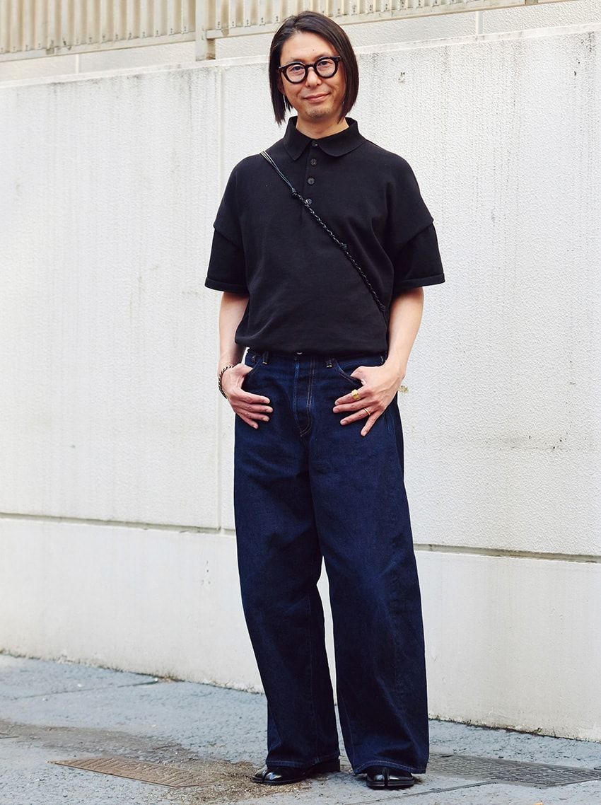 Tシャツ＝デヴォア　デニム＝ハイク　靴＝メゾン マルジェラ　メガネ＝マックス ピティオン　バッグ＝ジル サンダー
