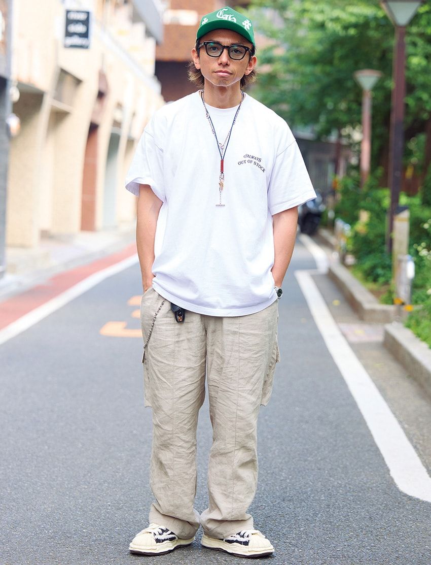 Tシャツ、パンツ＝オールウェイズアウトオブストック　スニーカー＝ヴェセル × ミハラヤスヒロ　アクセサリー＝エルメス、クロムハーツ