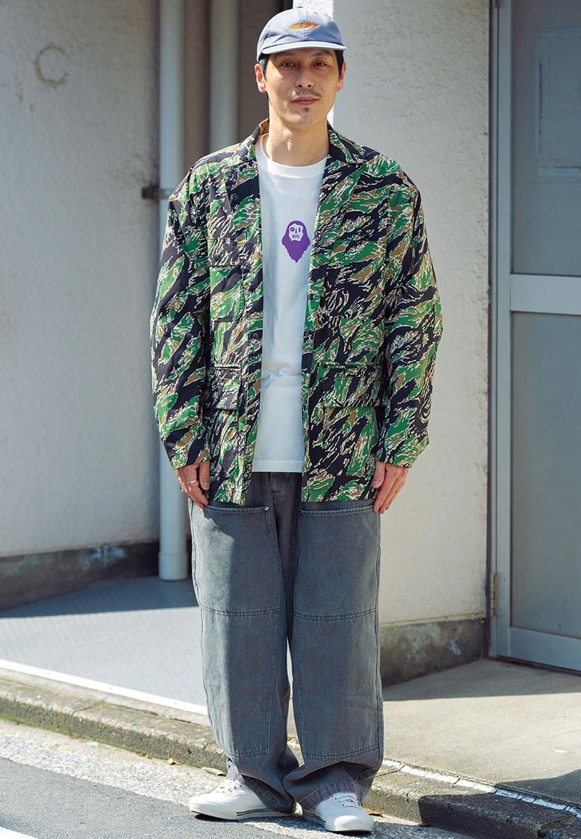 ジャケット＝エス エス ズィー × エビセンスケートボード × 高田音楽制作事務所　Tシャツ＝オイルワークス　パンツ＝エビセンスケートボード　スニーカー＝ヴァンズ × ダイム