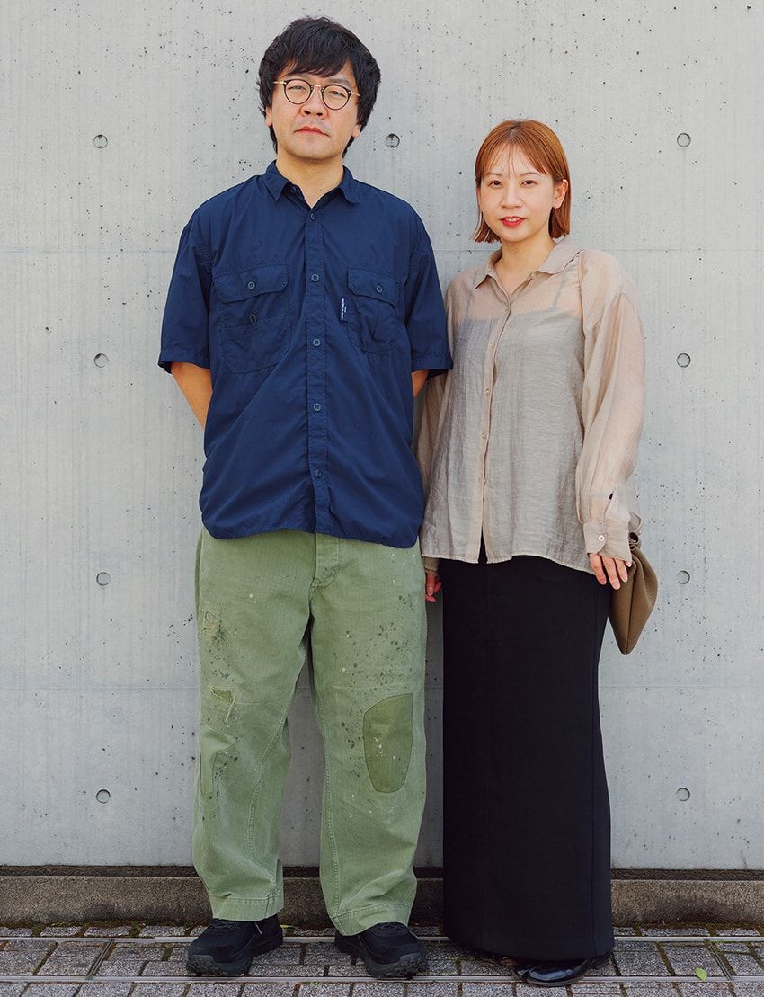 シャツ＝コム デ ギャルソン・オム　パンツ＝バウワウ　スニーカー＝ティンバーランド × アンダー アール　メガネ＝オリバーピープルズ
