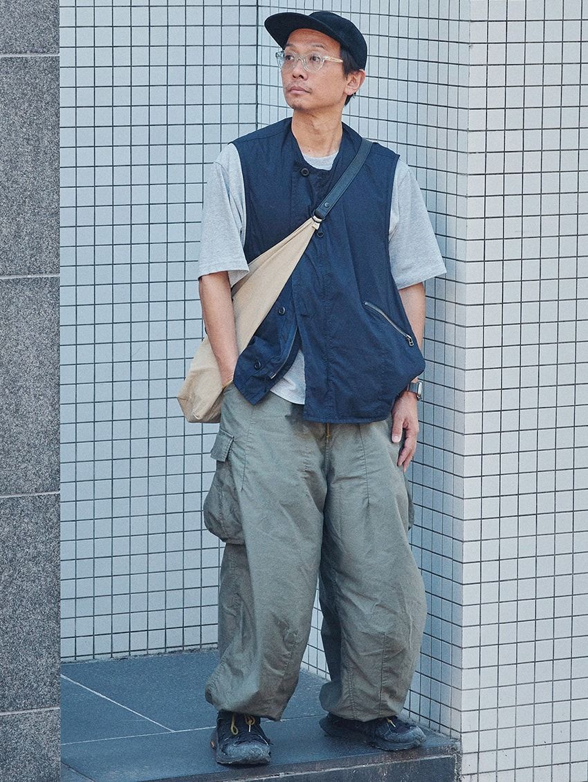 ベスト＝ピルグリム サーフ+サプライ　Tシャツ＝ジーユー　パンツ＝ニードルズ　スニーカー＝メレル