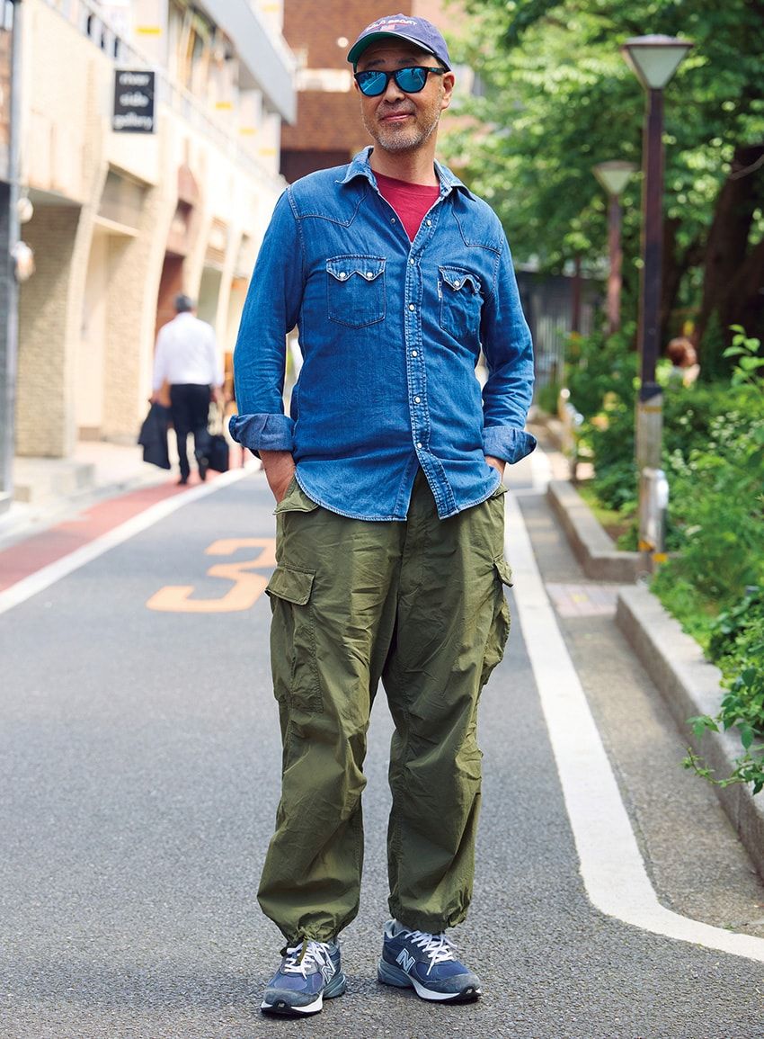 シャツ＝ハリウッドランチマーケット　Tシャツ＝古着　パンツ＝ビームス プラス　スニーカー＝ニューバランス　サングラス＝オークリー　帽子＝ポロ ラルフ ローレン