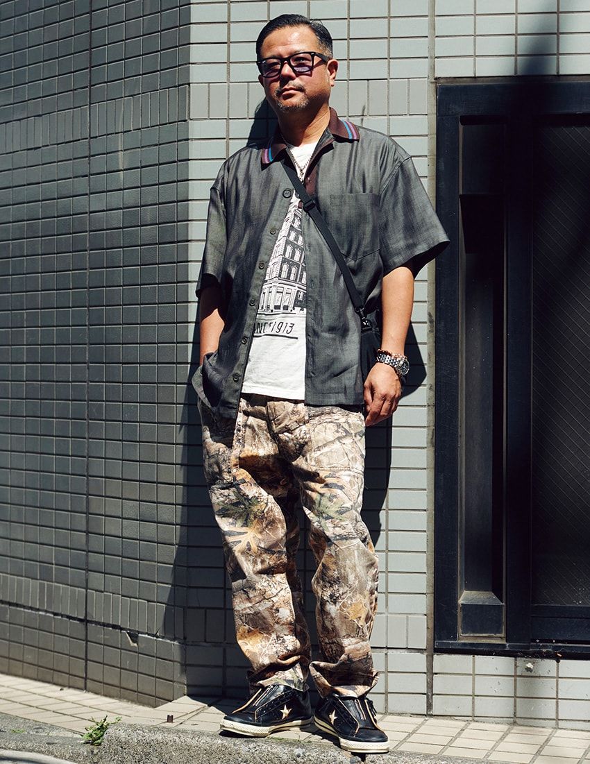 シャツ＝カラー　Tシャツ＝ショット　スニーカー＝ショット × コンバース　メガネ＝レイバン　腕時計＝ブライトリング