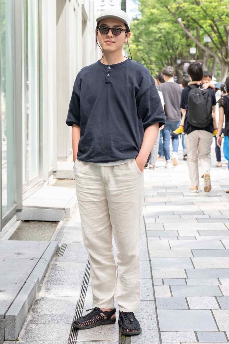 Tシャツ、帽子＝ともにスティーブンアラン