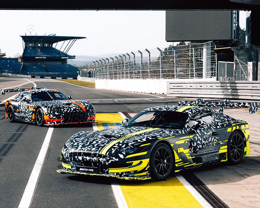 メルセデスAMG GTブラックシリーズ（手前）と、GT3（奥。GT3規定に適合したレーシングカー）のカモフラージュモデル。