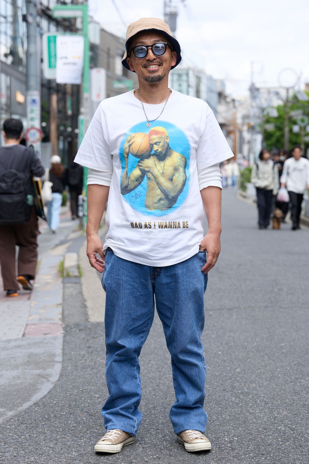Tシャツ、リング＝ともに不明
