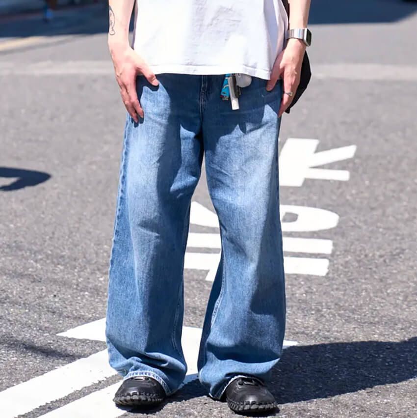 【20～30代のデニムトレンドを調査】薄色太めが人気！トップスは白or黒のシンプルスタイル - 1枚目の画像