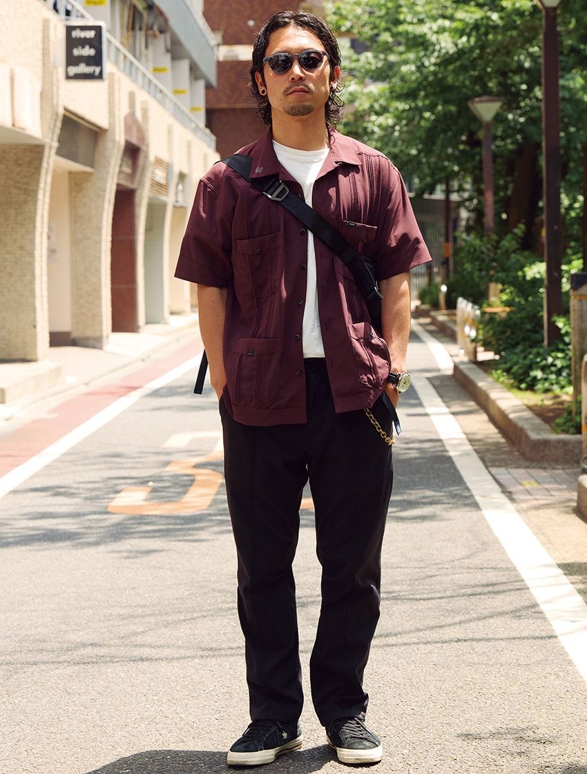 シャツ、Tシャツ、パンツ＝ロアーク リバイバル　スニーカー＝コンバース　サングラス＝タイマー