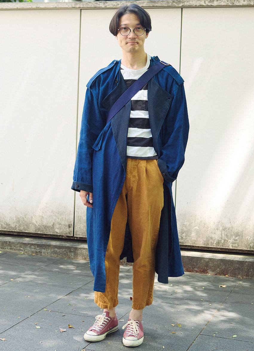 コート＝エドウィナ ホール　Tシャツ、パンツ＝MUJI　スニーカー＝コンバース　メガネ＝ジンズ