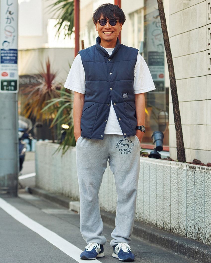 ベスト、Tシャツ、パンツ、サングラス、腕時計＝ステューシー　スニーカー＝ニューバランス × エメ レオン ドレ