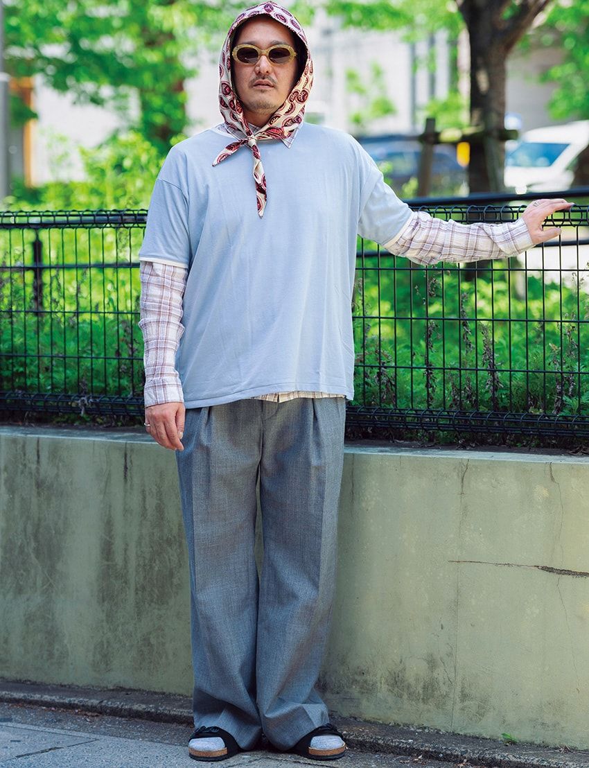 シャツ＝オブザーブ　Tシャツ＝ビソウン　パンツ＝エンソウ　スカーフ＝ノーマリズム テキスタイル