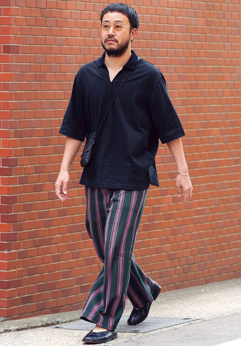 スキッパーシャツ＝ワンダールーム エッセ　パンツ＝ジョンリンクス　靴＝ルメール