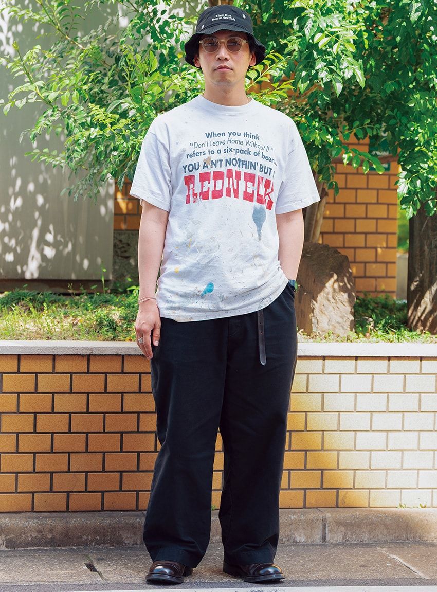 Tシャツ＝古着　パンツ＝ポータークラシック　靴＝クイルプ × トリッカーズ　帽子＝ニューエラ　サングラス＝キャスアイウェア