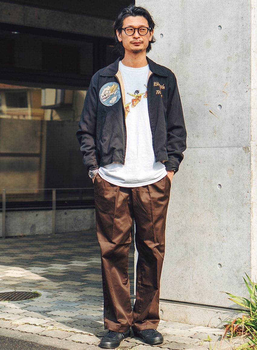 ジャケット＝東洋エンタープライズ　Tシャツ＝NAO YOSHIHARA　スニーカー＝ラストリゾート エービー　メガネ＝ジンズ　腕時計＝オメガ