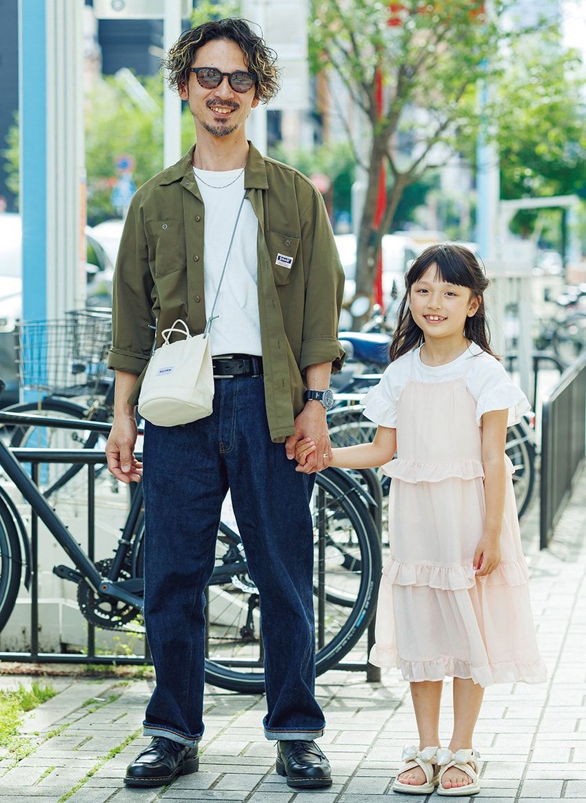 シャツ＝ショット　Tシャツ＝古着　デニム＝TCB ジーンズ　靴＝パラブーツ　腕時計＝オメガ × スウォッチ