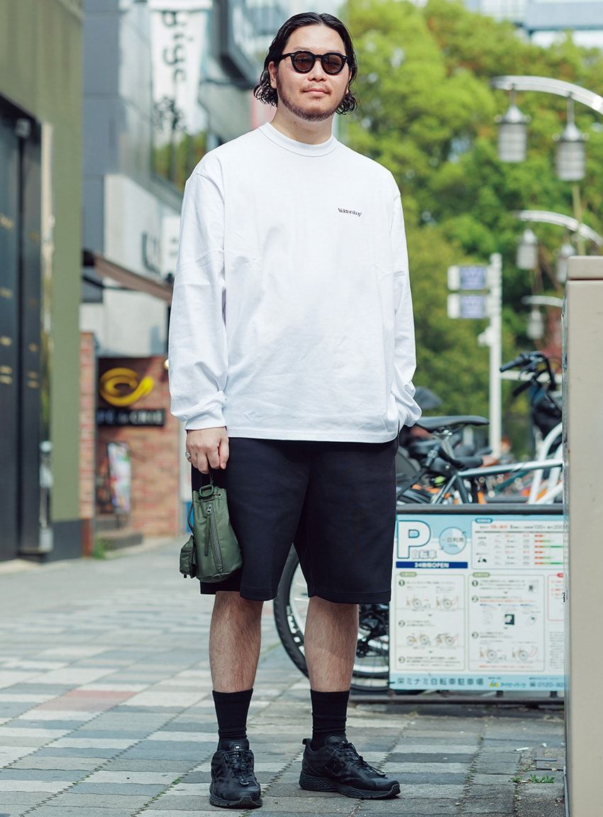 カットソー＝ベクター ショップ　ショーツ＝ユニクロ　スニーカー＝ニューバランス　サングラス＝レスカ ルネティエ　バッグ＝ハイク × ポーター