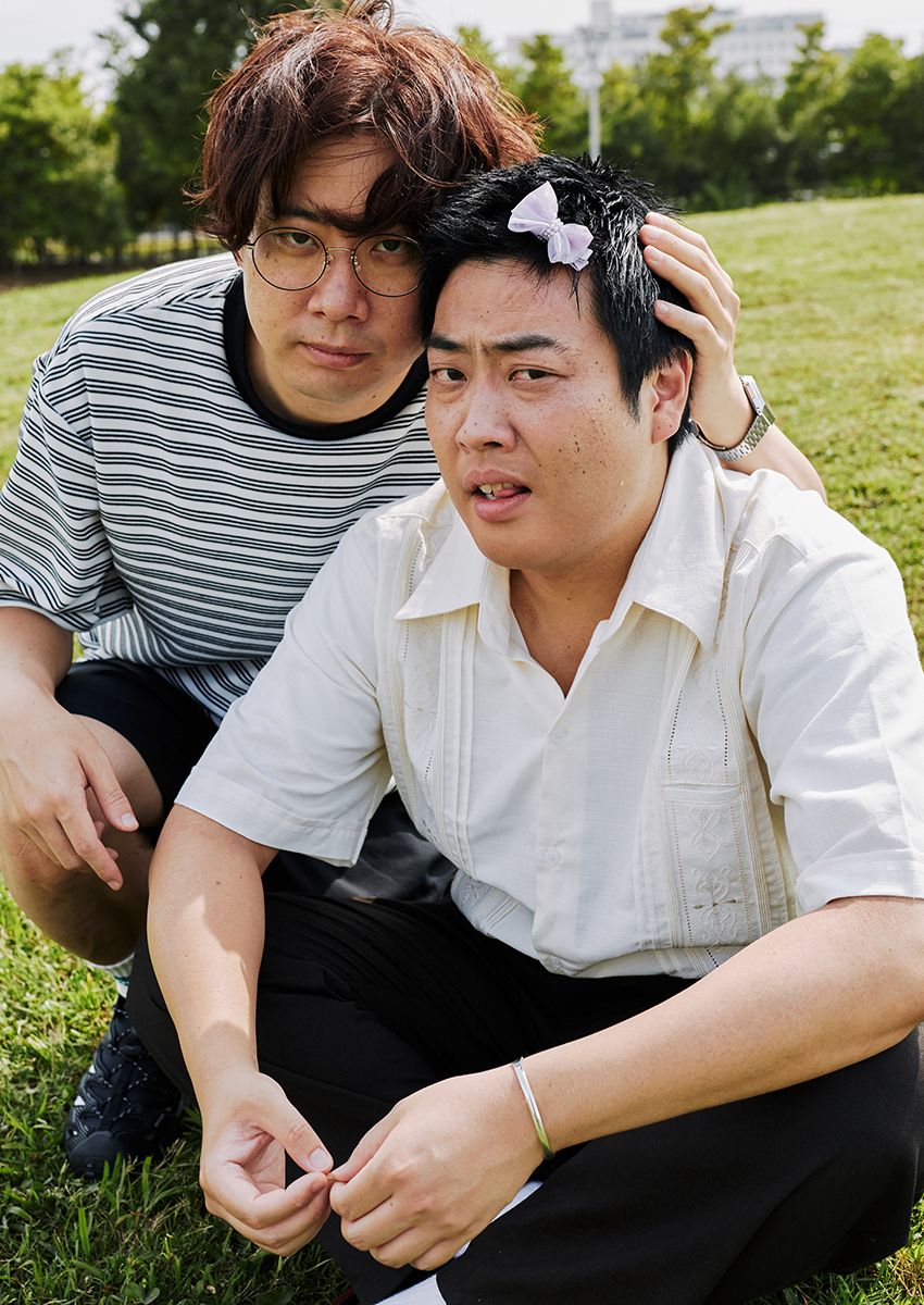 スクールゾーン●［左］橋本 稜さん、［右］俵山 峻さん。NSC東京校16期の同期として出会い、2010年にコンビ結成。韓流あるあるや独自の人間観察眼を活かしたコントで人気を集め、劇場やSNSを中心に幅広く活躍中。