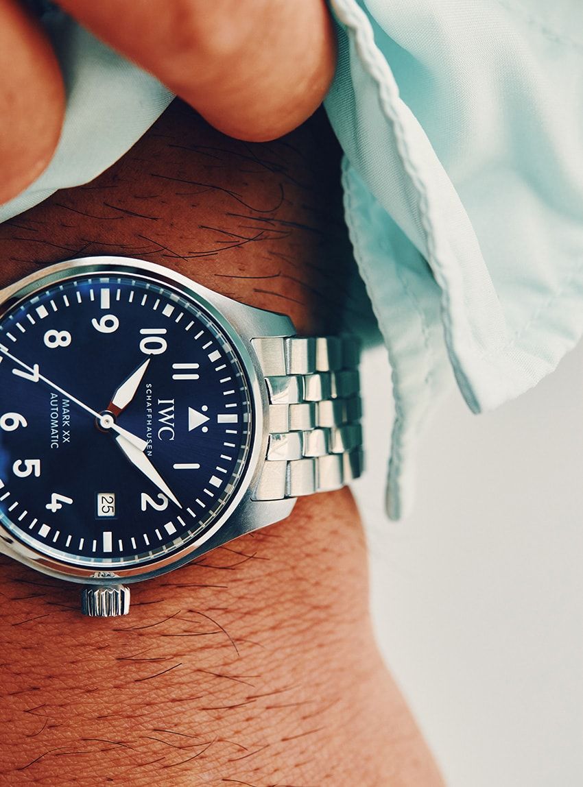 「IWC／パイロット・ウォッチ・マーク XX」軍用時計のデザインコードは受け継ぎつつ、従来内蔵していた軟鉄ケースは省かれ、薄くなったケースは装着感に優れる。高耐磁性はムーブメントに採用したシリコン製パーツで実現。SSケース、40㎜径、自動巻き。113万6300円／IWC　0120-05-1868
