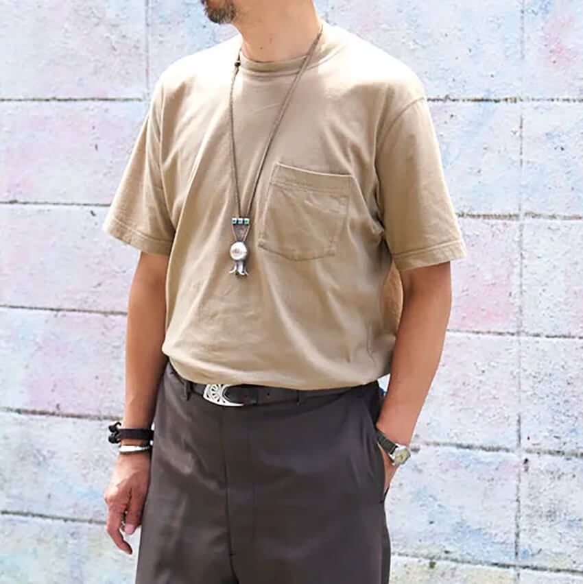 「Tシャツ＆ロンT」はタックイン！ 40歳オーバーがこぞって実践する“清潔感を生むテクニック” - 1枚目の画像