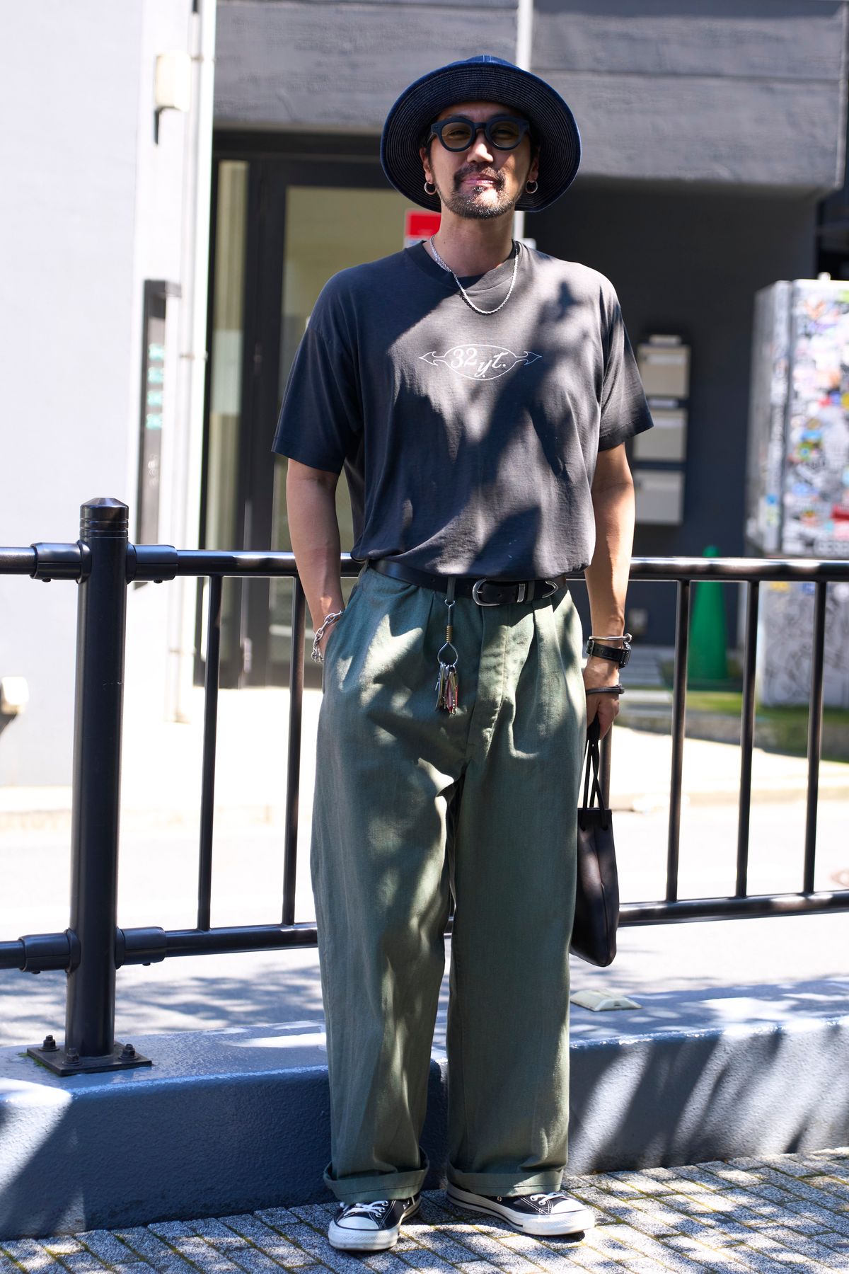 帽子、Tシャツ、パンツ＝すべて古着