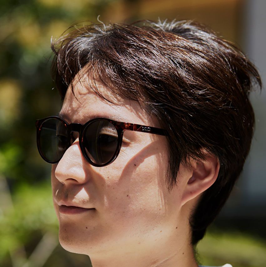 【30〜50代】旬のサングラスパパラッチ！洒落た大人たちが選んだ色とブランドは…… - 1枚目の画像