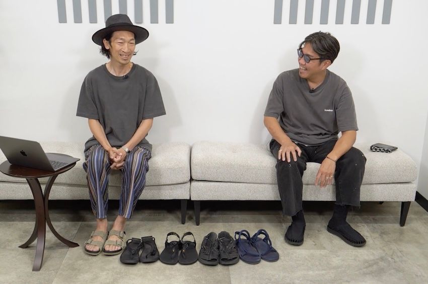［左］原 亮太●OCEANS統括編集長。’79年生まれ。落語好きな愛知県出身者。Tシャツ／〇〇〇〇、パンツ／〇〇〇〇、サンダル／ビルケンシュトック［右］菊池陽之介●’79年生まれ。スタイリスト熊谷隆志氏に師事し、2004年に独立した敏腕。菊池：Tシャツ／〇〇〇〇、パンツ／〇〇〇〇、サンダル／キーン
